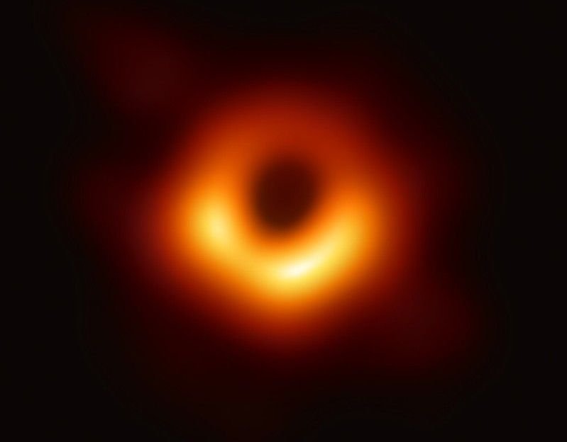 Em 2017, o Event Horizon Telescope (EHT) registrou a primeira imagem de um buraco negro, conhecido como M87*.