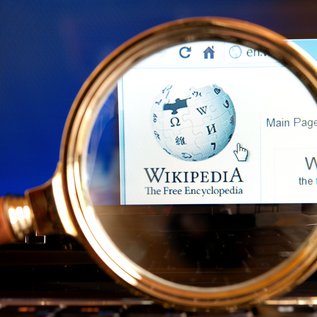 Imagem de WikiTok: site com a interface do TikTok exibe artigos da Wikipedia em um feed infinito