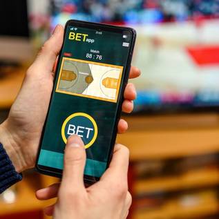 Imagem de Brasileiro deixa de comprar comida para gastar dinheiro em bets, mostra pesquisa