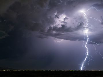 Qual é a conexão entre os raios, o clima na Terra e o clima no espaço?