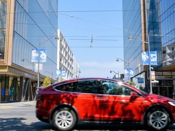 'Ninguém quer competir contra Elon', diz CEO do Uber sobre ser concorrente da Tesla