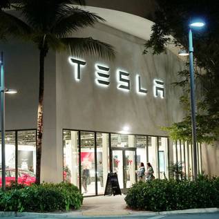 Imagem de Manifestantes realizam protestos contra Elon Musk e o DOGE em frente às lojas da Tesla nos EUA