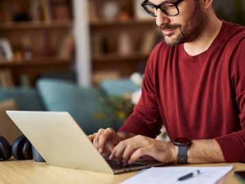 Itens para turbinar o home office com desconto: confira cadeiras, móveis e mais para seu escritório