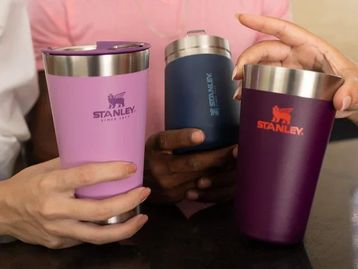 Copo Stanley com 15% de desconto no cupom Amazon: 7 modelos disponíveis para escolher