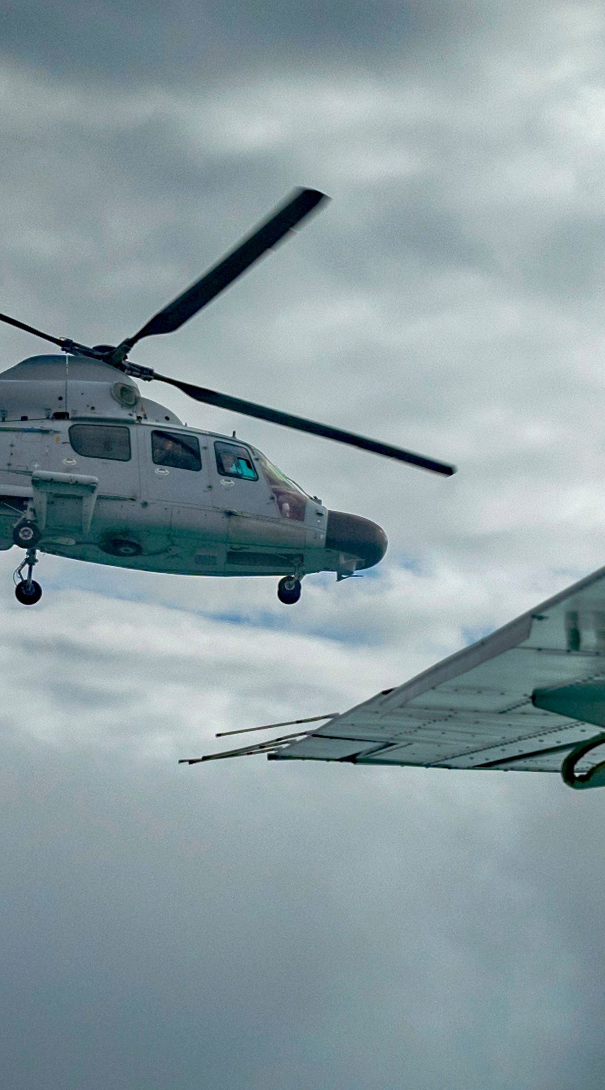 Vídeo impressionante: helicóptero chinês fica a 3 metros de distância de avião filipino durante abordagem