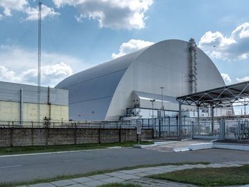 Ataque de drone russo atinge cúpula de proteção da usina nuclear de Chernobyl