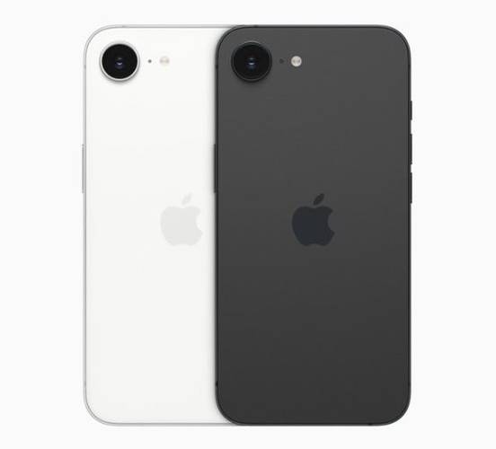 Dois iPhones 16e lado a lado, um preto e o outro branco. É possível ver a câmera de ambos.