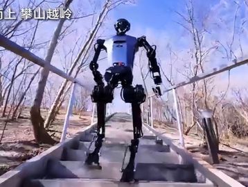 Robô humanoide chinês bate recorde ao subir escada de 134 degraus em parque