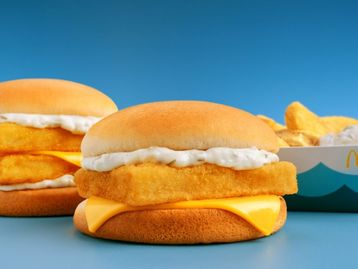 McDonald's anuncia retorno do McFish com show de drones e parceria com o Duolingo