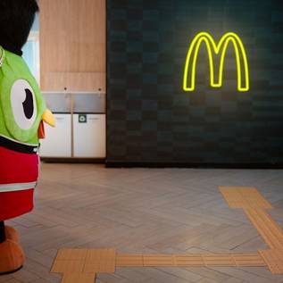 Imagem de McDonald's anuncia retorno do McFish com show de drones e parceria com o Duolingo