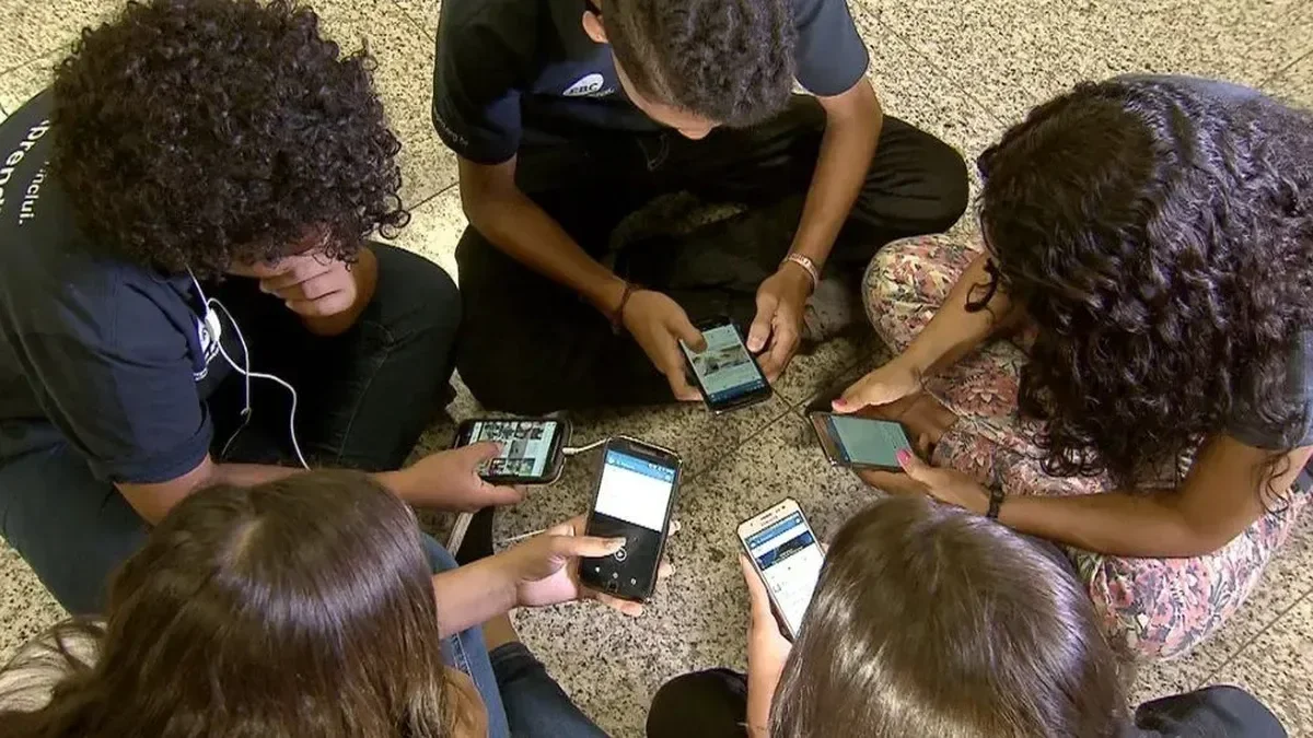 Dinamarca também proíbe celulares nas escolas, seguindo Brasil - The BRIEF