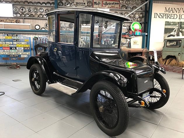 Carro elétrico antigo em exposição.