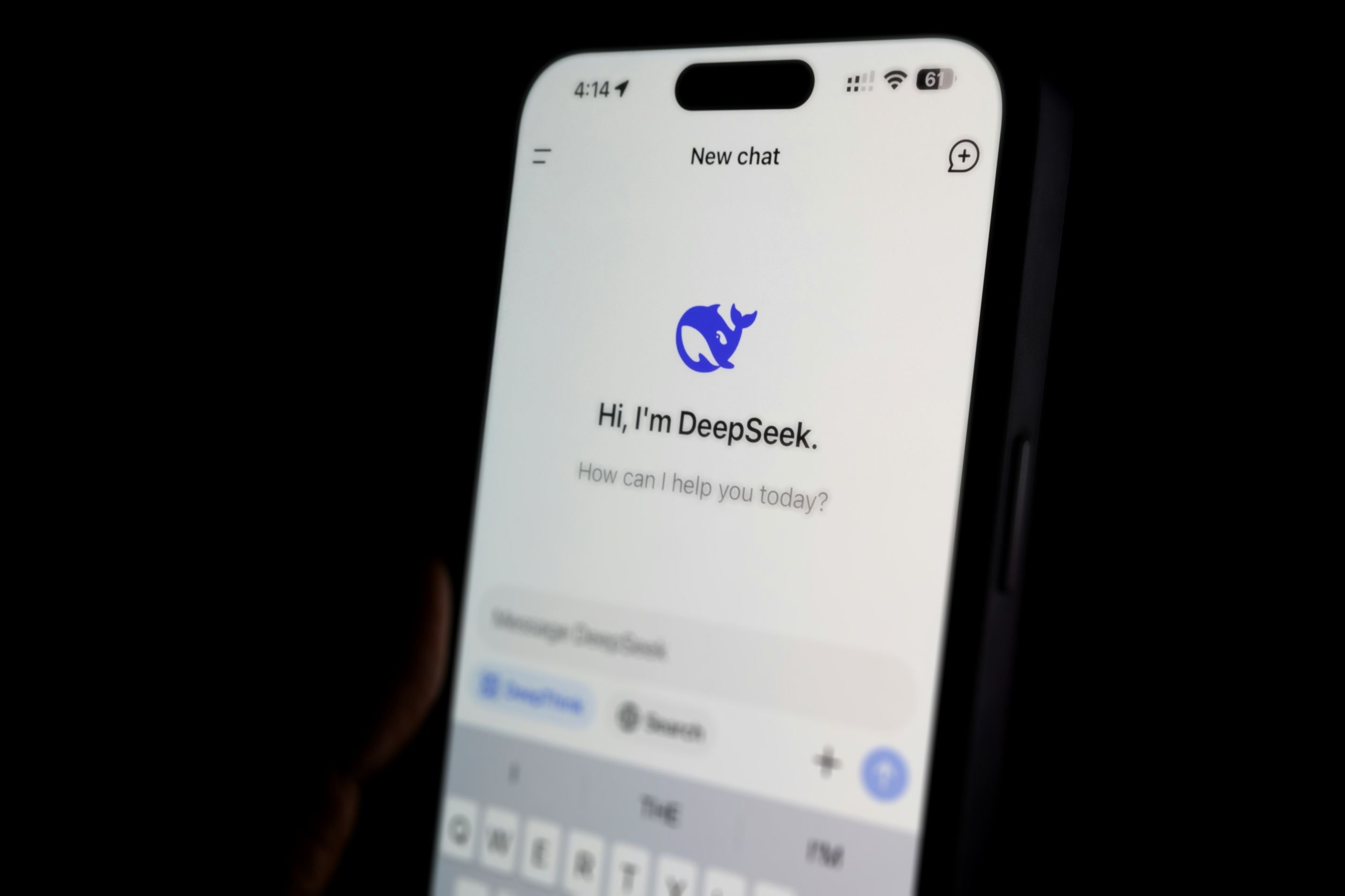 Celular com app DeepSeek aberto