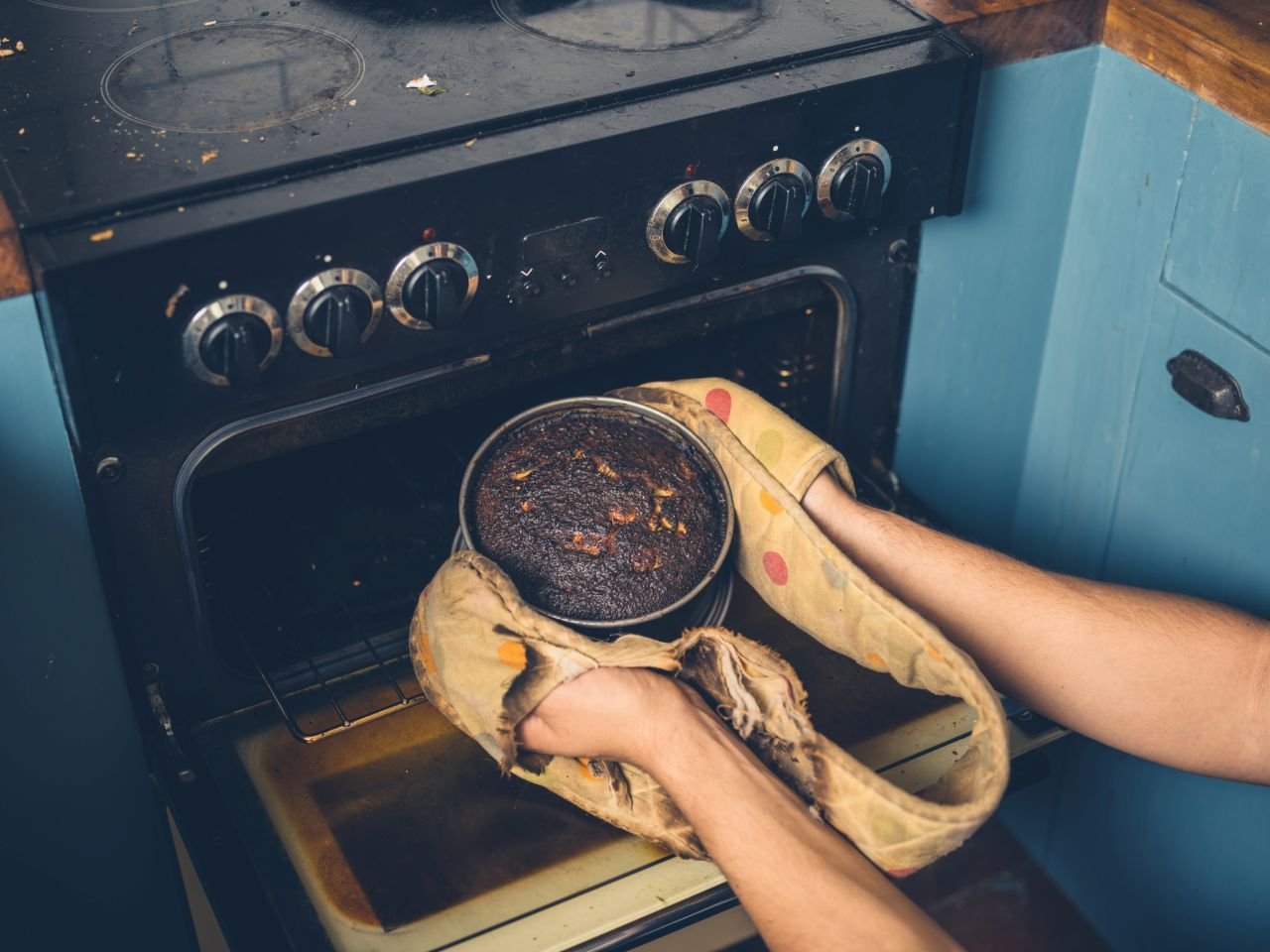 imagem-de-uma-pessoa-tirando-um-bolo-do-forno.jpg