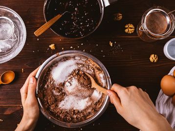 Química na cozinha: qual é a diferença entre o bicarbonato de sódio e o fermento em pó?