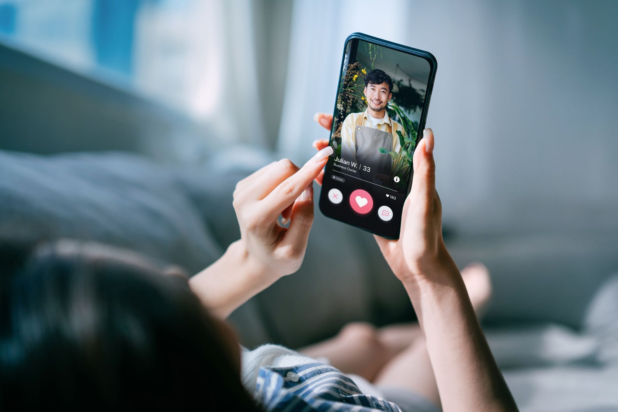 Mulher segurando celular com app de relacionamento