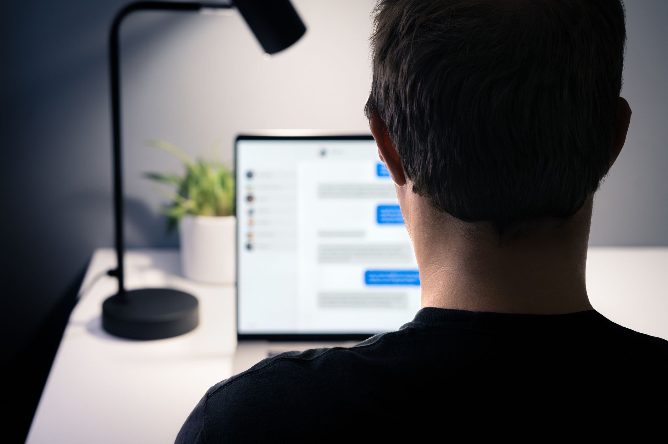 Foto de um homem usando computador com aparência perigosa