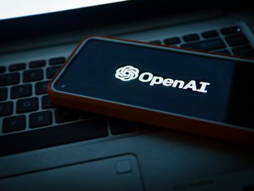 OpenAI é obrigada a remover referência à startup de Jony Ive e disputa uso de marca