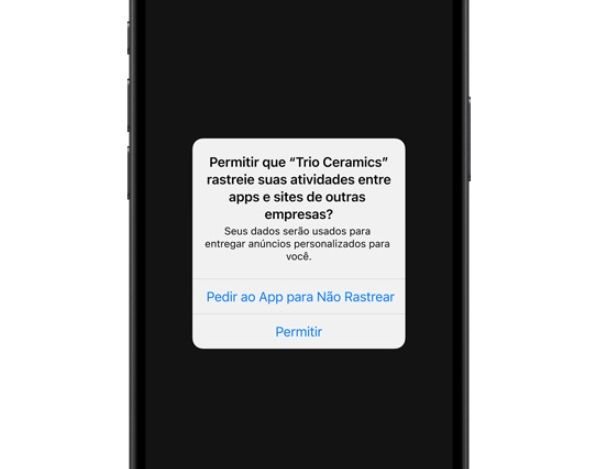 Uma tela do iPhone com a janela de escolha do usuário sobre deixar ou não um app coletar dados para anúncios.