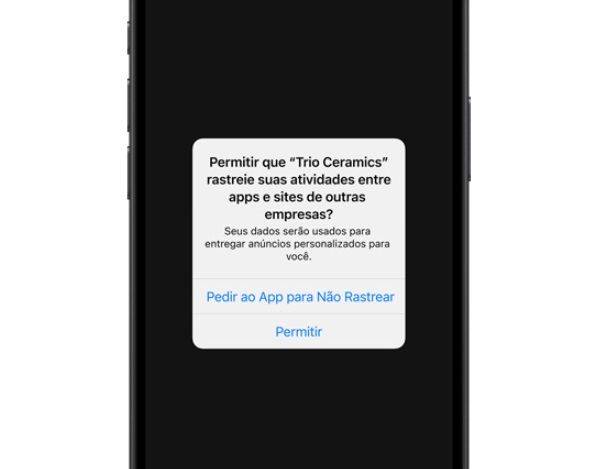Uma tela do iPhone com a janela de escolha do usuário sobre deixar ou não um app coletar dados para anúncios.