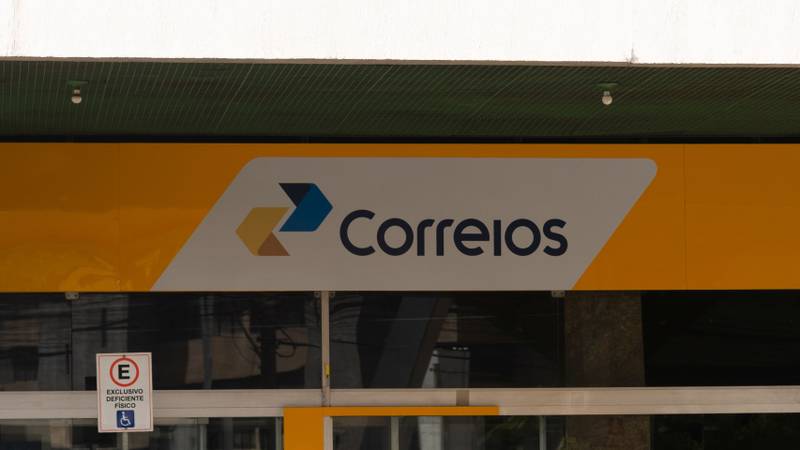Foto da logo de uma agência dos Correios