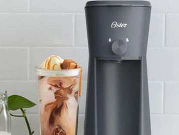 Só gosta de café gelado? Conheça a máquina Oster Iced Coffee