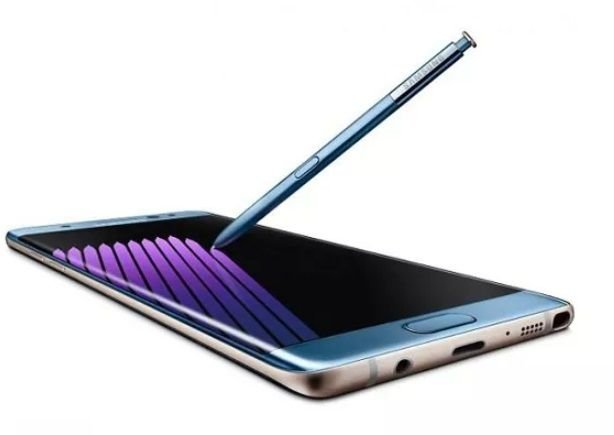 Um Samsung Galaxy Note 7 na vertical em um fundo branco, com a tela virada para cima e uma caneta S-Pen encostando no display.