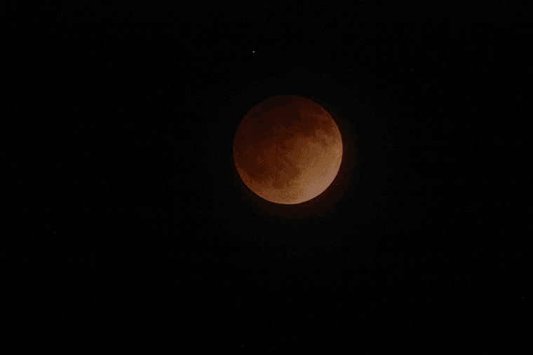 a-fotografia-apresenta-um-eclipse-solar-total-ou-lua-de-sangue