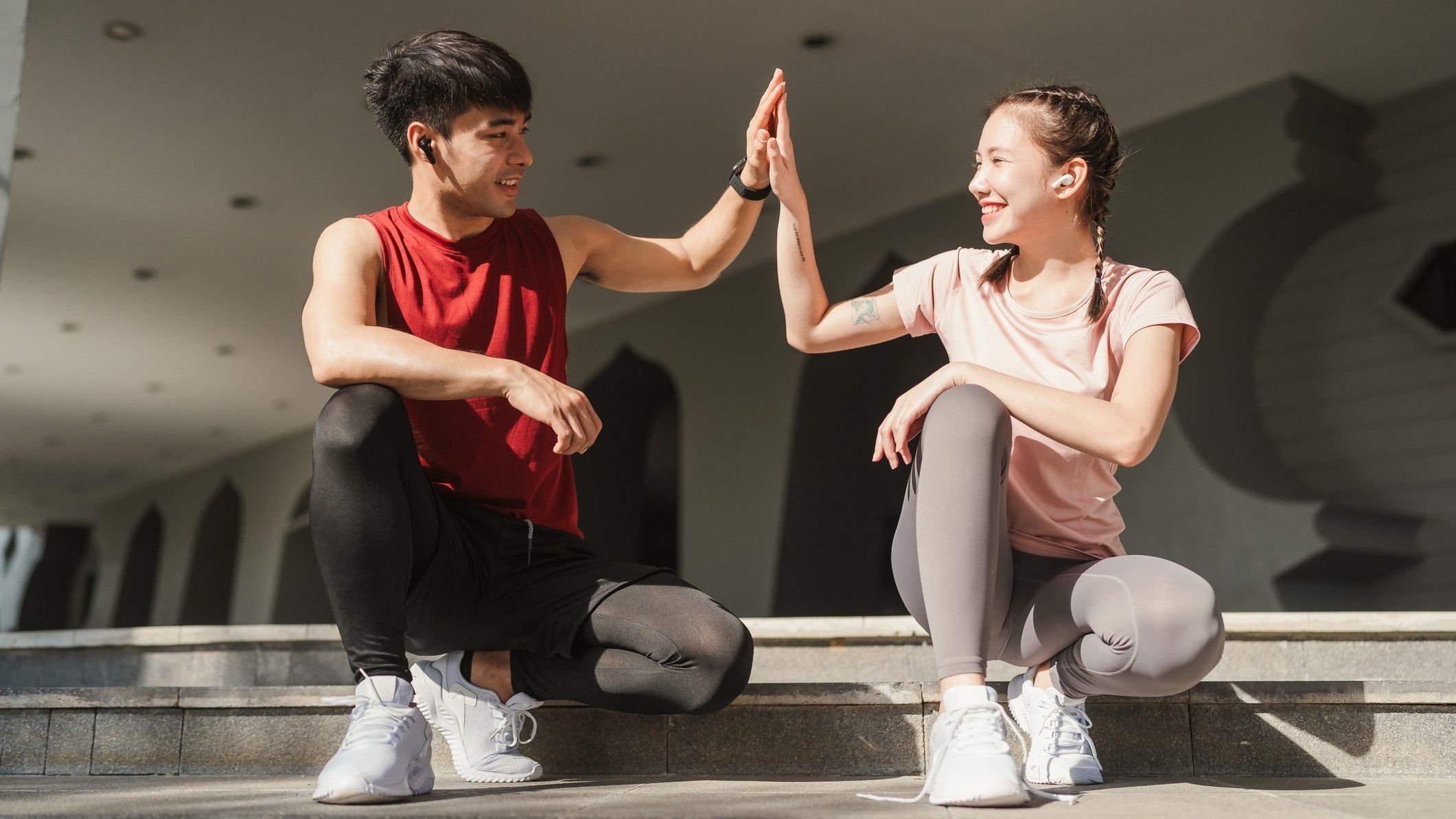 jovem-casal-se-preparando-para-uma-corrida-matinal.jpg