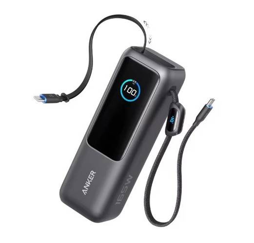 Uma bateria externa ou powerbank na cor cinza, com visor na cor preta e nível de carga em 100%. Ele está em um fundo branco, com dois cabos saindo das laterais.