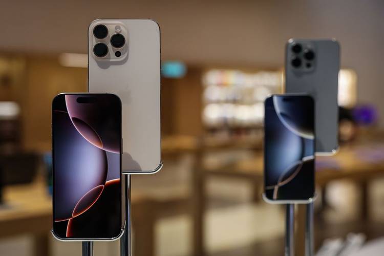4 iPhones 16 Pro na foto, dois de frente e dois na parte traseira.