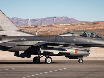 Caça F-16 da Força Aérea dos EUA amplia poder de ataque com míssil antinavio Harpoon