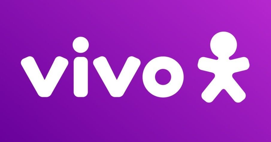 A logo da empresa Vivo em um fundo de gradiente em roxo, com o escrito na cor branca e a logo no canto direito da tela.