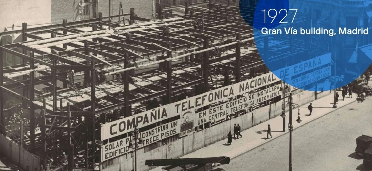 Um galpão comercial antigo, com o letreiro da Telefónica ao centro.