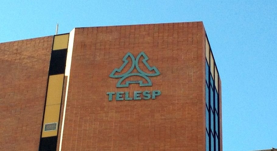 Um prédio comercial com a logo da Telesp em uma das paredes.