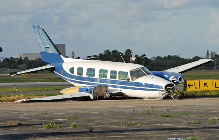 avião pequeno caído na pista