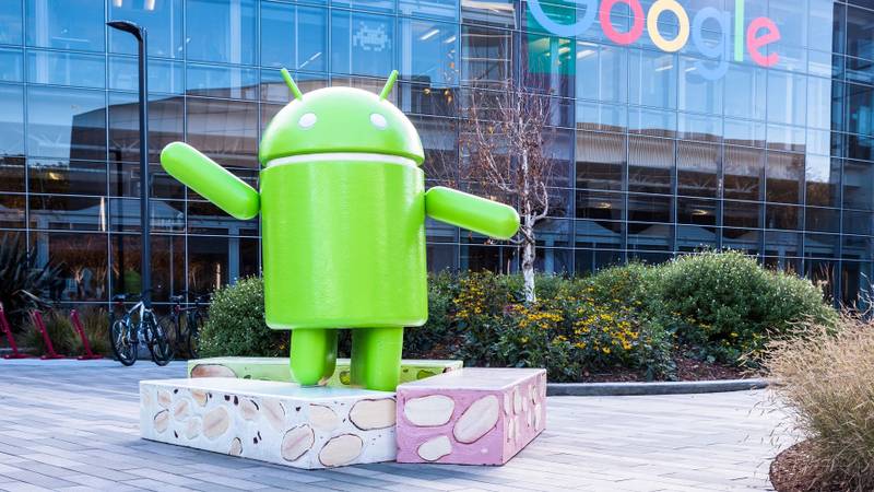 Foto do escritório do Google com uma estátua do Android