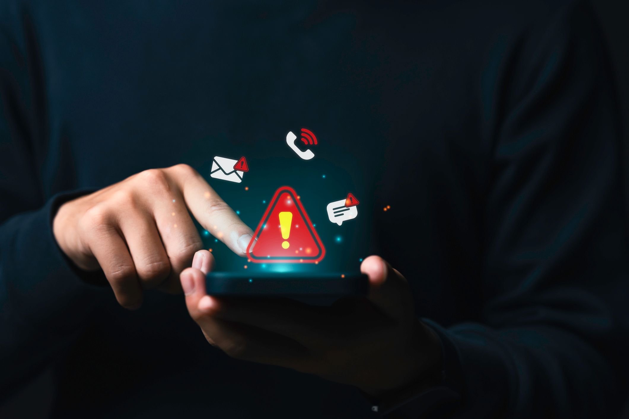 Pessoa segurando celular cheio de ícones de malware, ameaças e spam