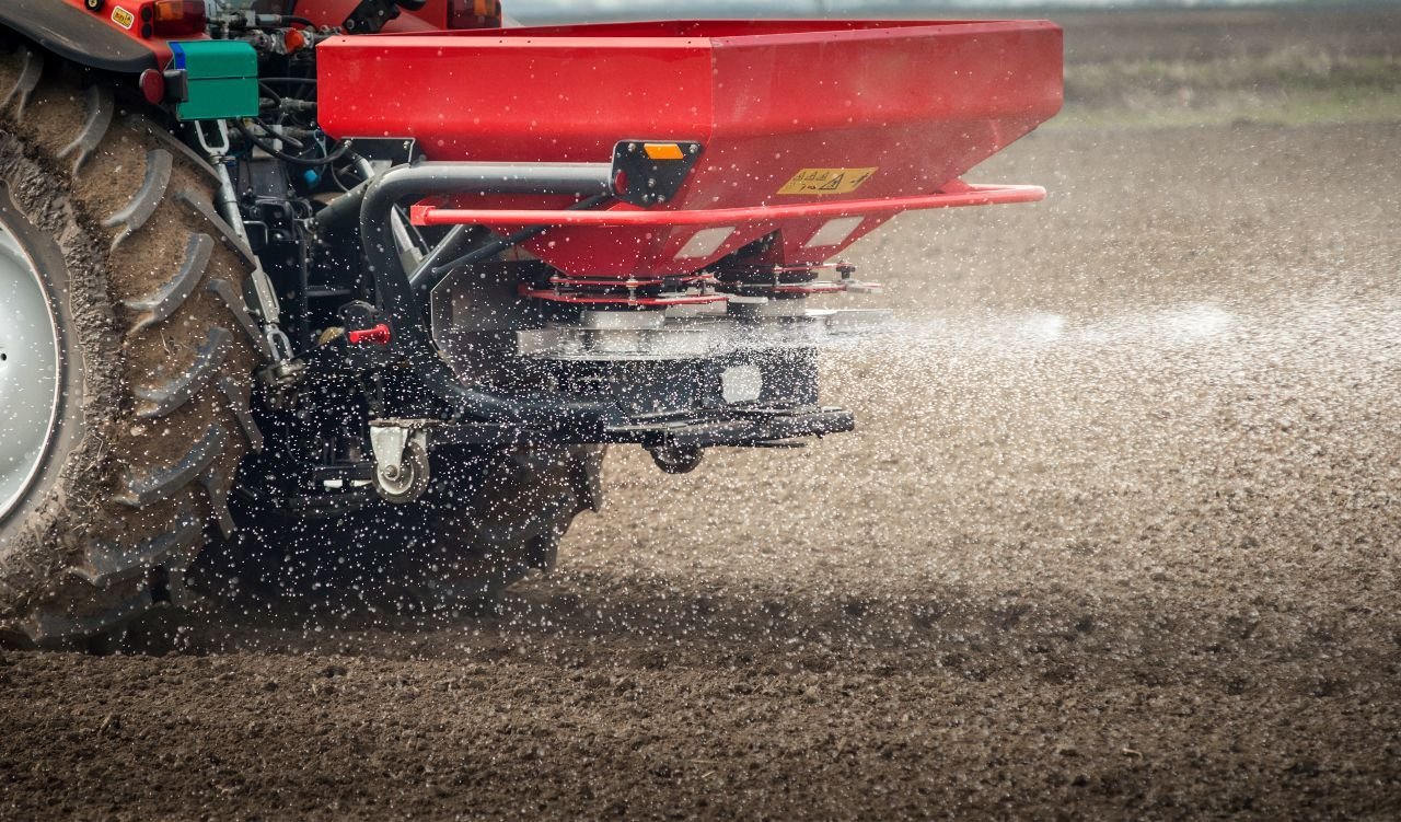 imagem-de-uma-maquina-agricola-fertilizando-a-terra.jpg