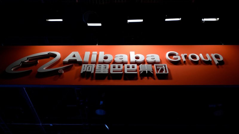 Fachada do Alibaba em um estande numa feira de tecnologia