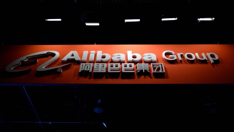 Fachada do Alibaba em um estande numa feira de tecnologia
