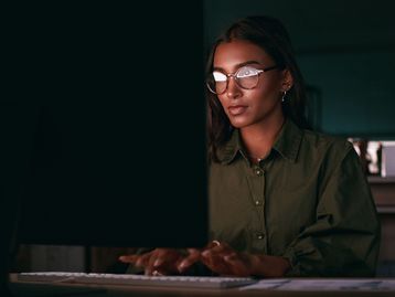 Startup oferece 120 bolsas de estudo em desenvolvimento front-end para mulheres