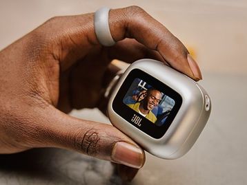 Fone JBL Live Beam 3 com tela touch pelo menor preço na Amazon; confira