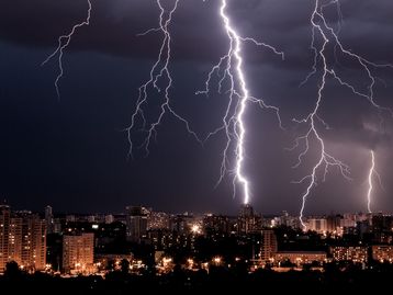 Raio atinge topo de um dos prédios mais altos do Brasil; veja a imagem impressionante