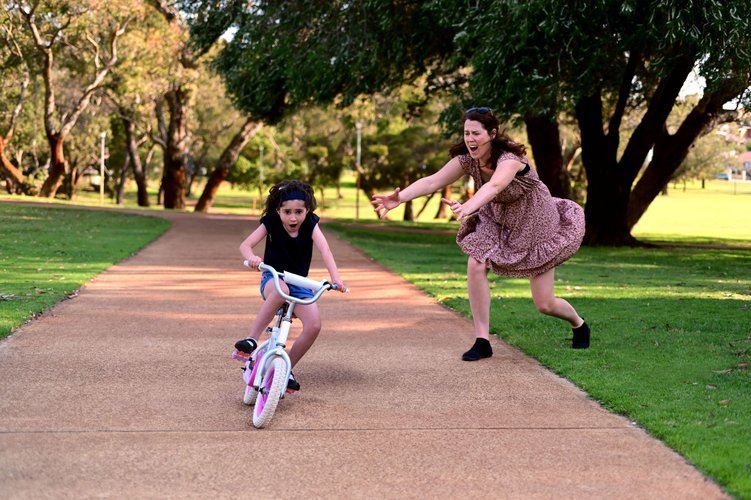 mãe-correndo-para-socorrer-a-filha-que-está-caindo-da-bicicleta.jpg