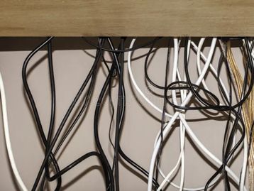 8 formas de esconder fios à mostra na parede