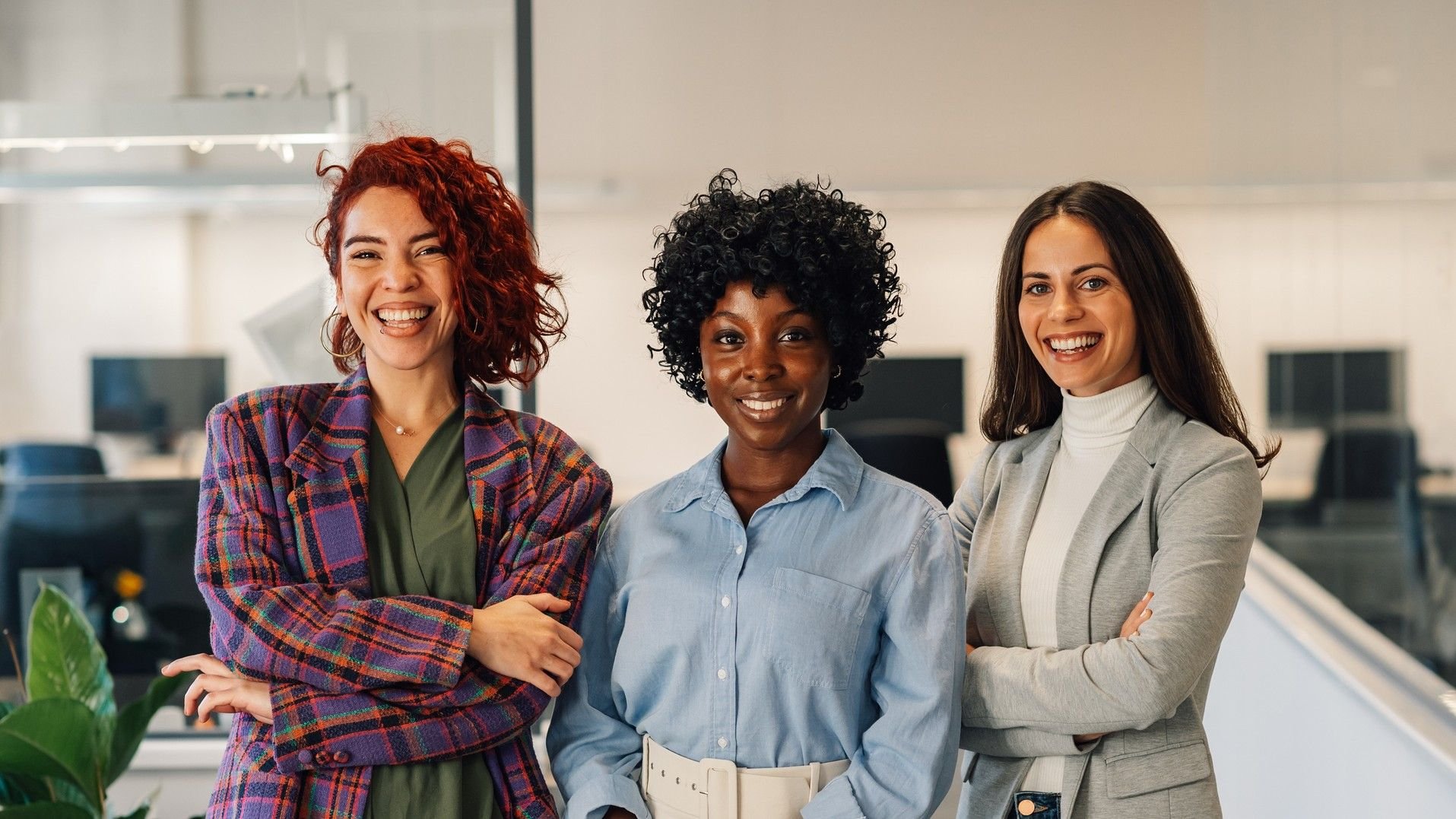 imagem-mostra-três-mulheres-em-um-espaço-corporativo.jpg