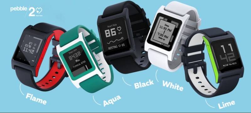 As cores do Pebble 2 lado a lado em um fundo azul.