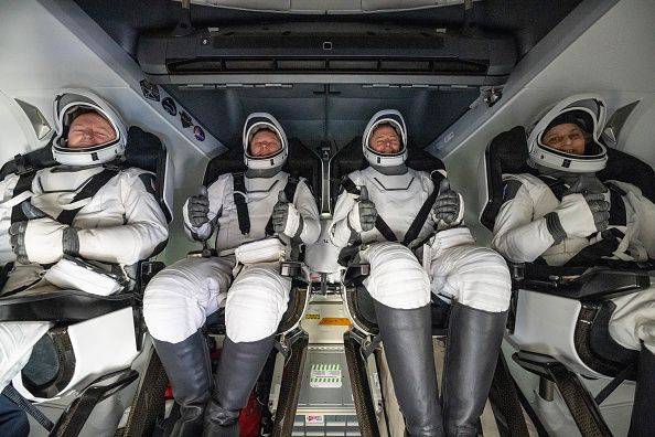 astronautas-presos-no-espaco-voltam-a-terra-2.jpg