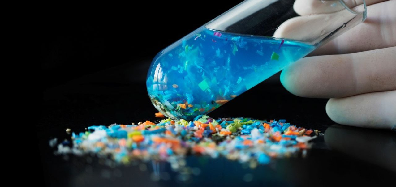 A perigosa conexão entre os microplásticos e as superbactérias